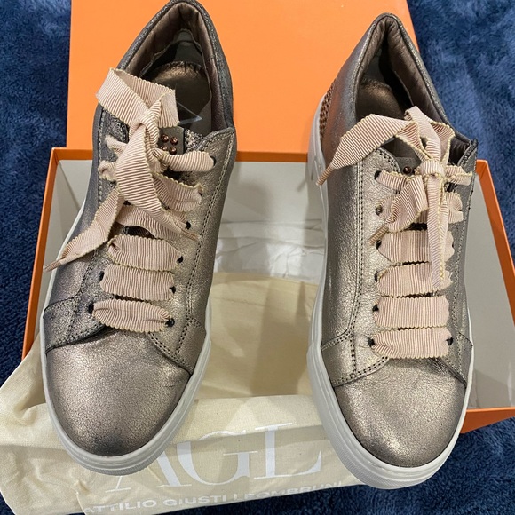 ⬇️PRICE⬇️ 
AGL - Metallic Taupe Rose Sneaker - size 37/ 7 - Picture 2 of 7